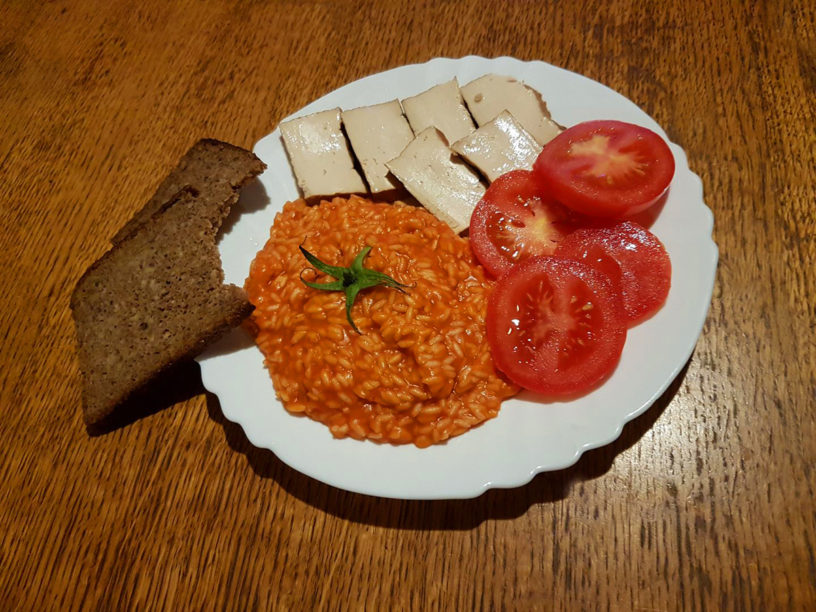 Dimljeni tofu, riža u umaku, paradajz i kruhić