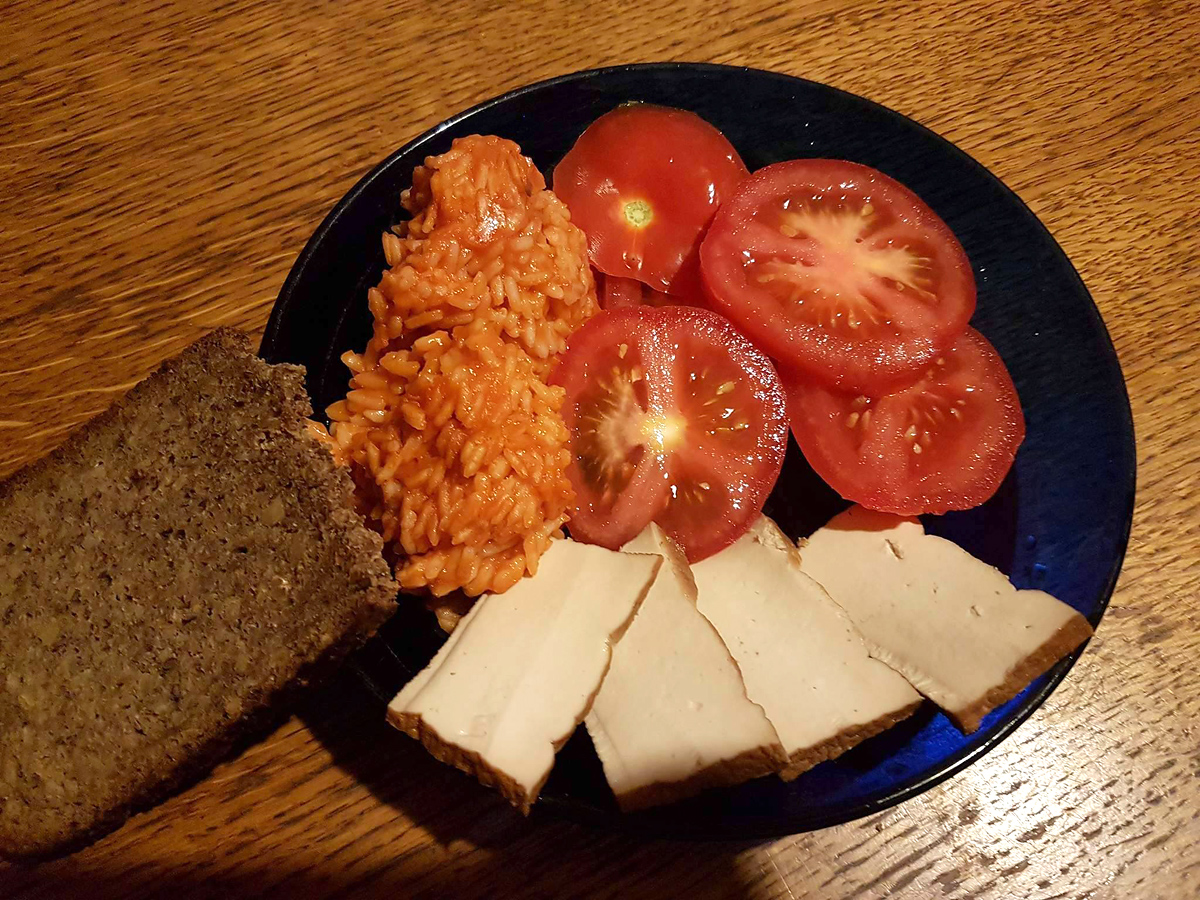 Dimljeni tofu, riža u umaku, rajčica i kruhić