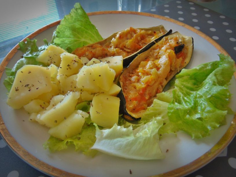 Baked stuffed zuchinni