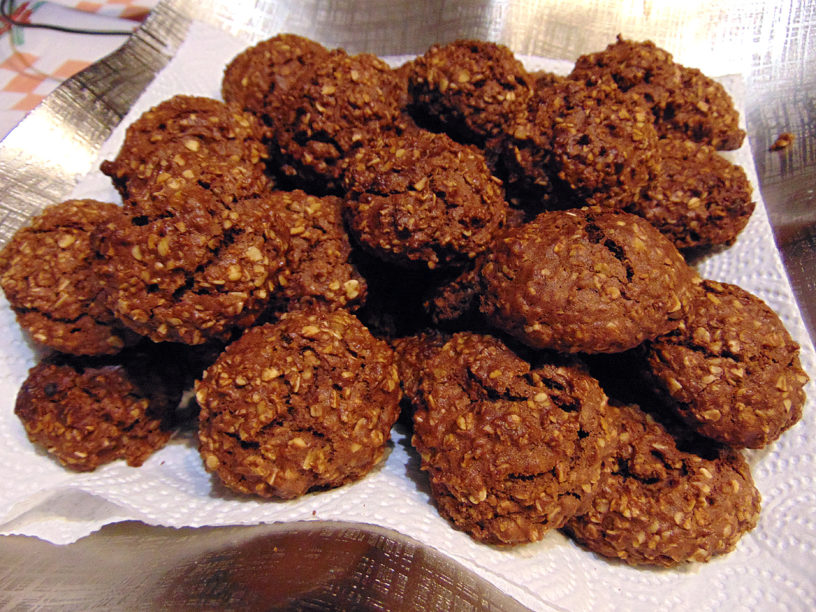 Vegan cookies with oat flakes and cinnamon