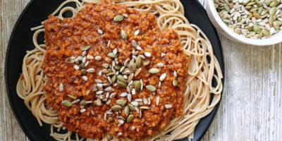 Bolonjez od sojinih ljuspica, integralni špageti i sjemenke suncokreta i bundeve