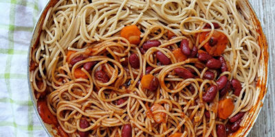 Crveni grah i mrkvica u paradajz umaku s integralnim špagetima